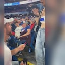 hombre una recibe una bofetada tras proponerle matrimonio a su novia con un anillo de dulce