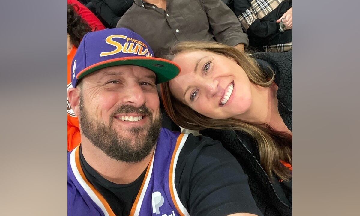 Amber Harris, la mujer dio el 'si' en el hospital luego de que la escena de pedida de mano se viera empañada por el ataque de un bisonte.