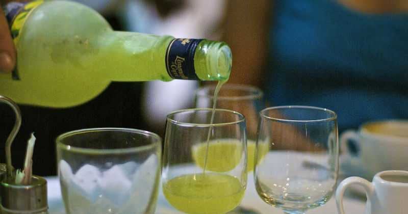 El agua con zumo de limón también es beneficiosa para la salud. 
