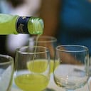 9. Limoncello: Una especie de licor dulce, elaborado en base de limón de una calidad particular, fue la apuesta del actor Danny DeVito, esperando que fuera una bebida que trajera nuevos clientes y llamara la atención de los paladares estadounidenses. Lo cierto es que no resultó así, ya que el mercado estaba lleno de otras marcas diferentes Limoncello cuando decidió hacer la apuesta en el año 2007. Y a pesar de estar respaldado por uno de los actores más cotizados de Hollywood, para su época, no duró mucho en el mercado.