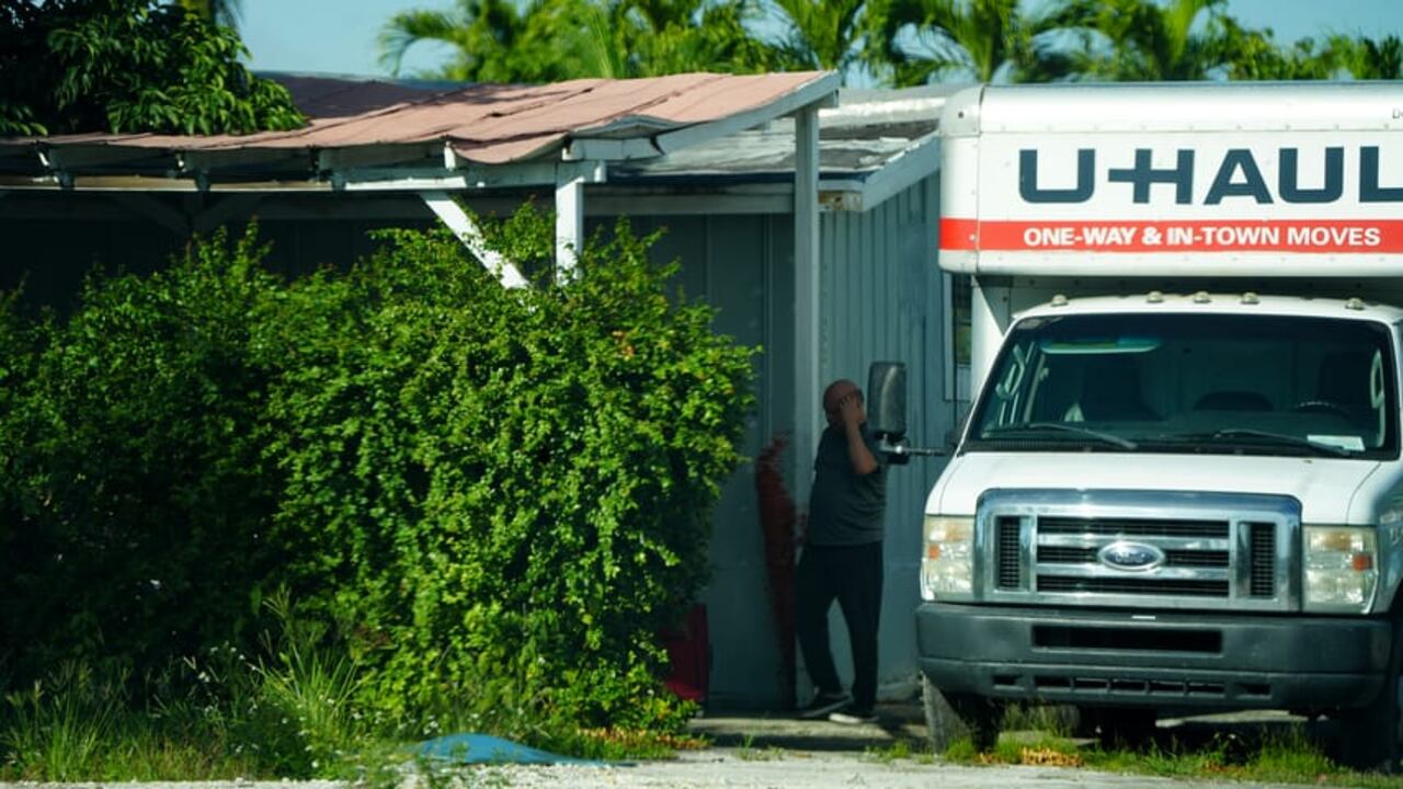 Residentes del parque Li'l Abner en Sweetwater, Florida, protestan contra el desalojo exprés que afecta a casi 200 familias.