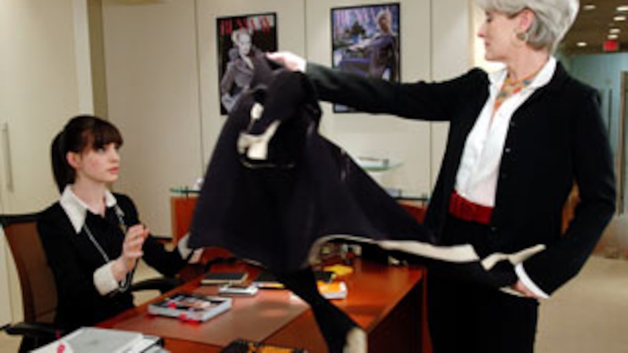 La periodista Andy Sachs (Anne Hathaway) es absorbida por el extraño infierno de la moda que preside la editora Miranda Priestly (Meryl Streep).