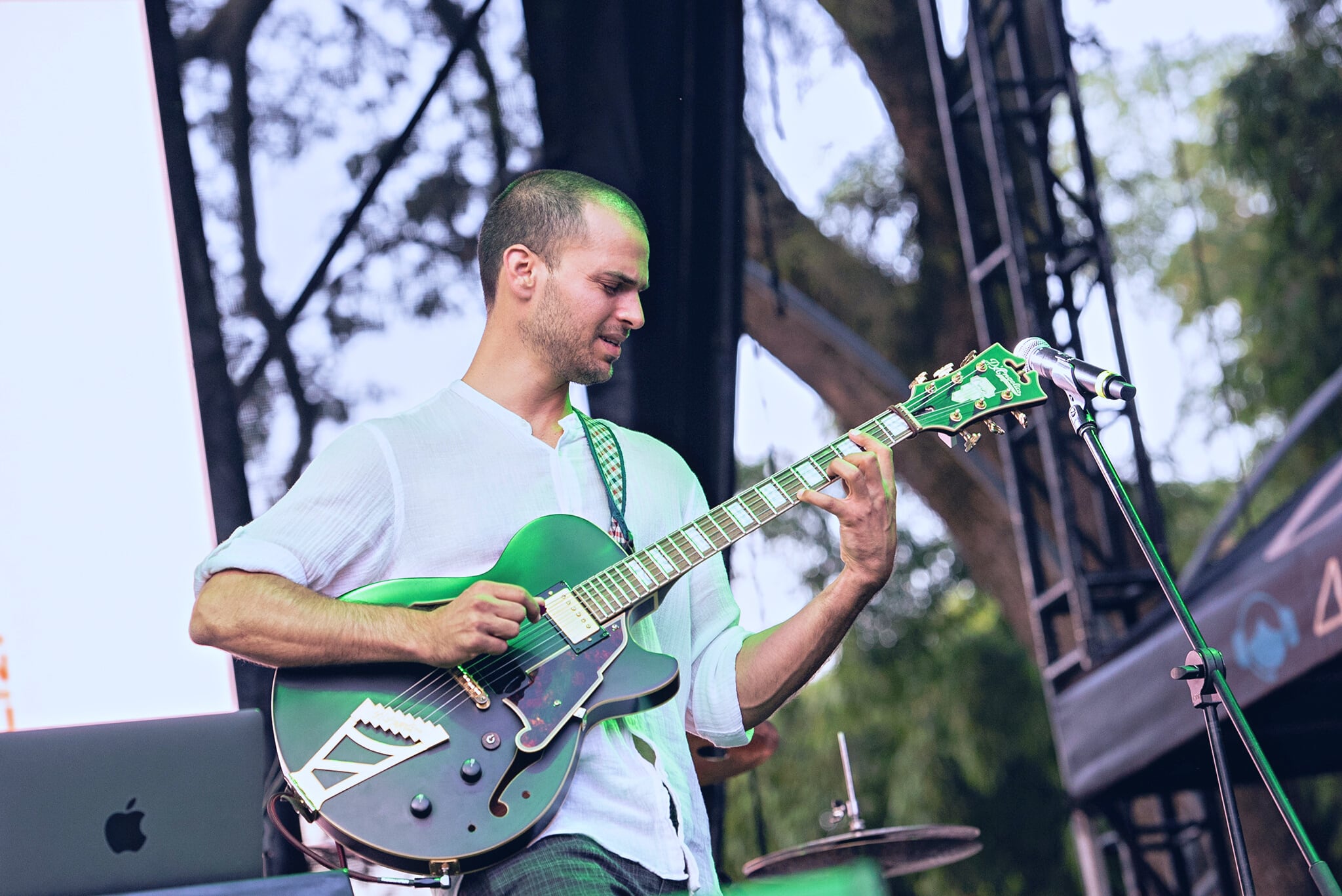 Yoav Eshed músico guitarrista israelí
