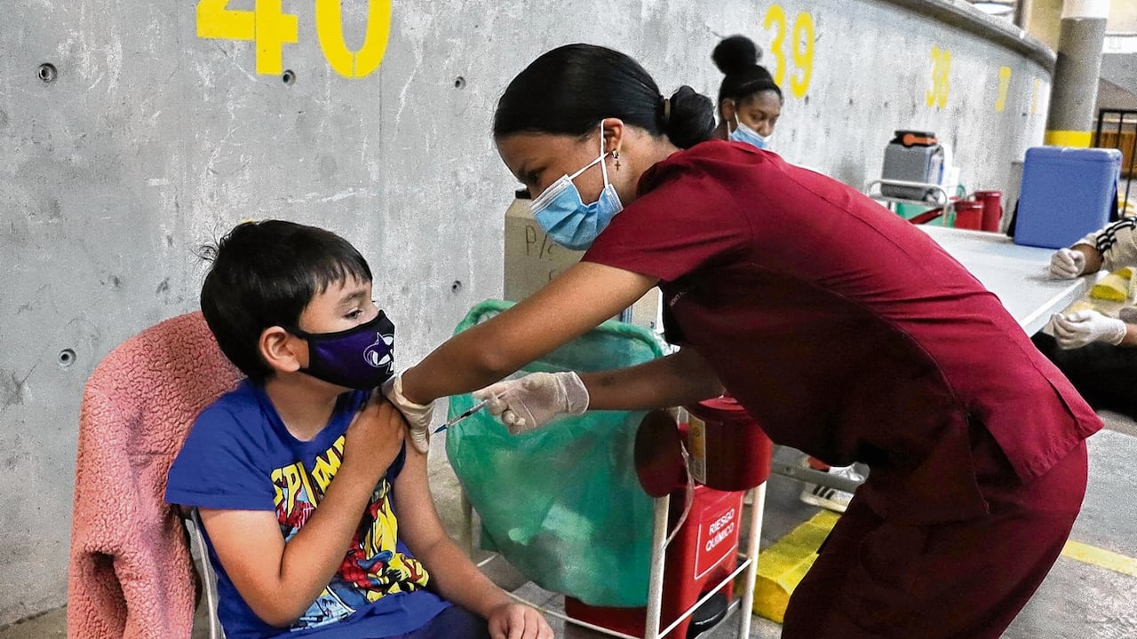 Al no contar con una dosis de la vacuna, los niños pueden presentar complicaciones a largo plazo, fruto de una infección del virus.