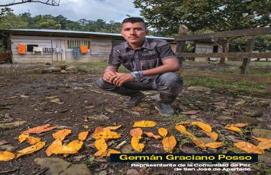 Si hay algo que la Comunidad de Paz de San José de Apartadó le admira y le agradece a su líder Germán Graciano, de 33 años,  es que nunca los ha dejado desfallecer. Ni en los momentos más dolorosos, cuando alguno ha caído asesinado, Germán ha dejado de escucharlos, levantarles la moral o proponer soluciones.  Su lucha no se centró en la venganza, pese a que él mismo es una víctima directa de la violencia que llegó hasta este corregimiento del Urabá antioqueño, de la mano de paramilitares, guerrilleros y miembros de las fuerzas del Estado. Fueron asesinados 13 familiares de Germán, entre ellos su papá y dos hermanos, en medio de un conflicto que tuvo su punto más álgido entre septiembre de 1996 y febrero de 1997. Lejos de lo que ha ocurrido en otras partes del país, los principios que comenzaron a regir a esta comunidad a partir de los hechos violentos fueron la neutralidad, la autonomía y el diálogo. Pocas experiencias sociales en Colombia pueden darse el lujo de decir que han creado un modelo de educación y autosostenibilidad en su propio territorio. Más de 500 familias, entre niños, abuelas, mujeres, jóvenes y hombres que cultivan lo que comen, se forman para ser líderes y defensores de la no violencia. El propio Germán dice que la mayor fortaleza de la comunidad de paz es que cualquiera está en capacidad de representar a los demás.    Han sido tantas las provocaciones de los actores armados en estos 18 años, que hoy Germán considera que estar vivo es un sueño cumplido. Su resistencia, digna de un roble, ha hecho que esta comunidad no pierda de vista el rumbo ni el propósito para los cuales se organizó. Por muy injustas que sean las circunstancias, las armas nunca serán una opción.