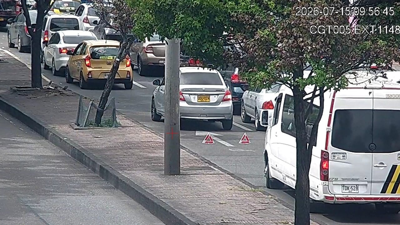 Vehículos varados y fallas semafóricas afectaron la movilidad.