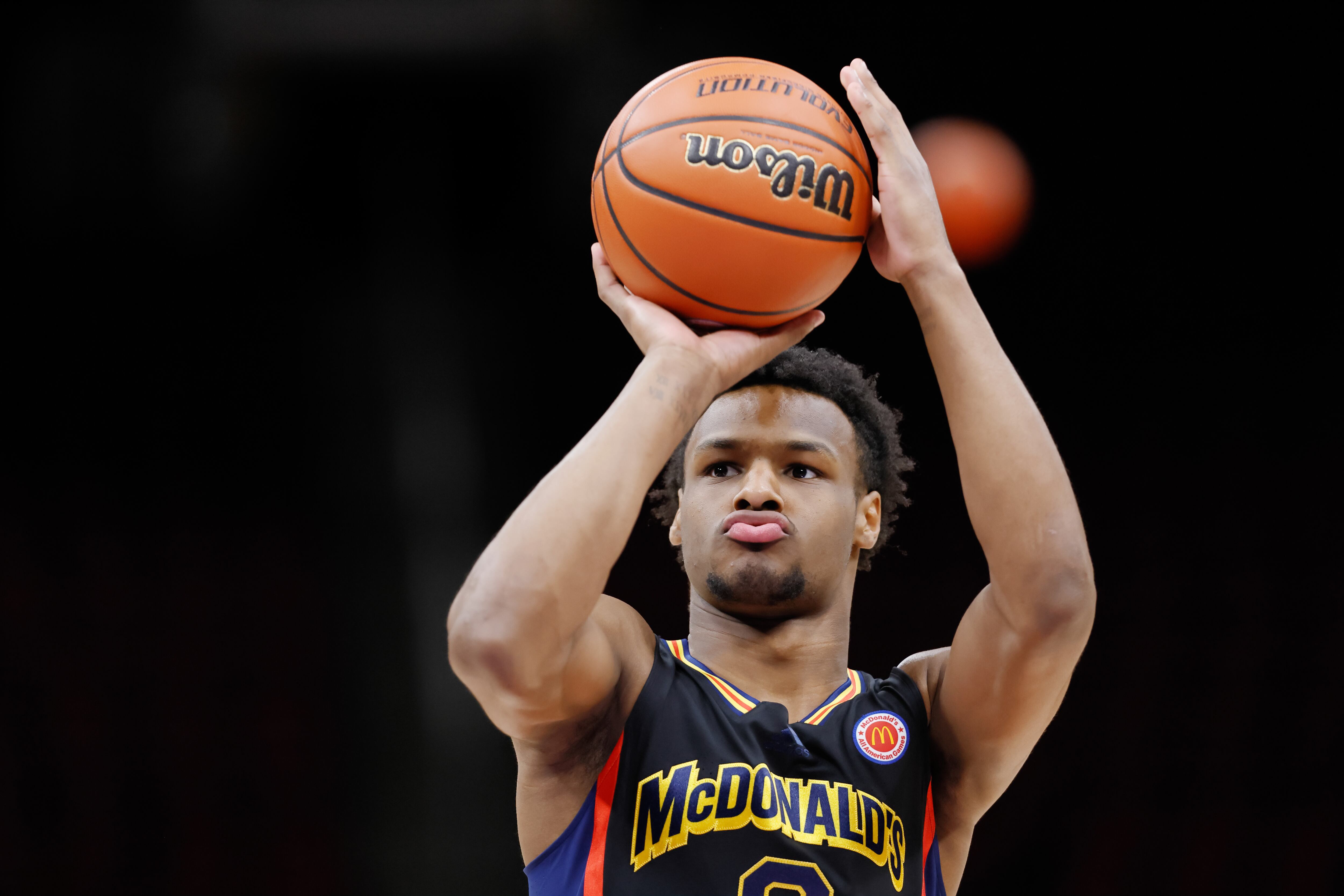 Bronny James #6 de McDonald's All American Boys West se ve antes de los McDonalds All American Basketball Games en el Toyota Center el 28 de marzo de 2023 en Houston, Texas. (Foto de Michael Hickey/Getty Images)