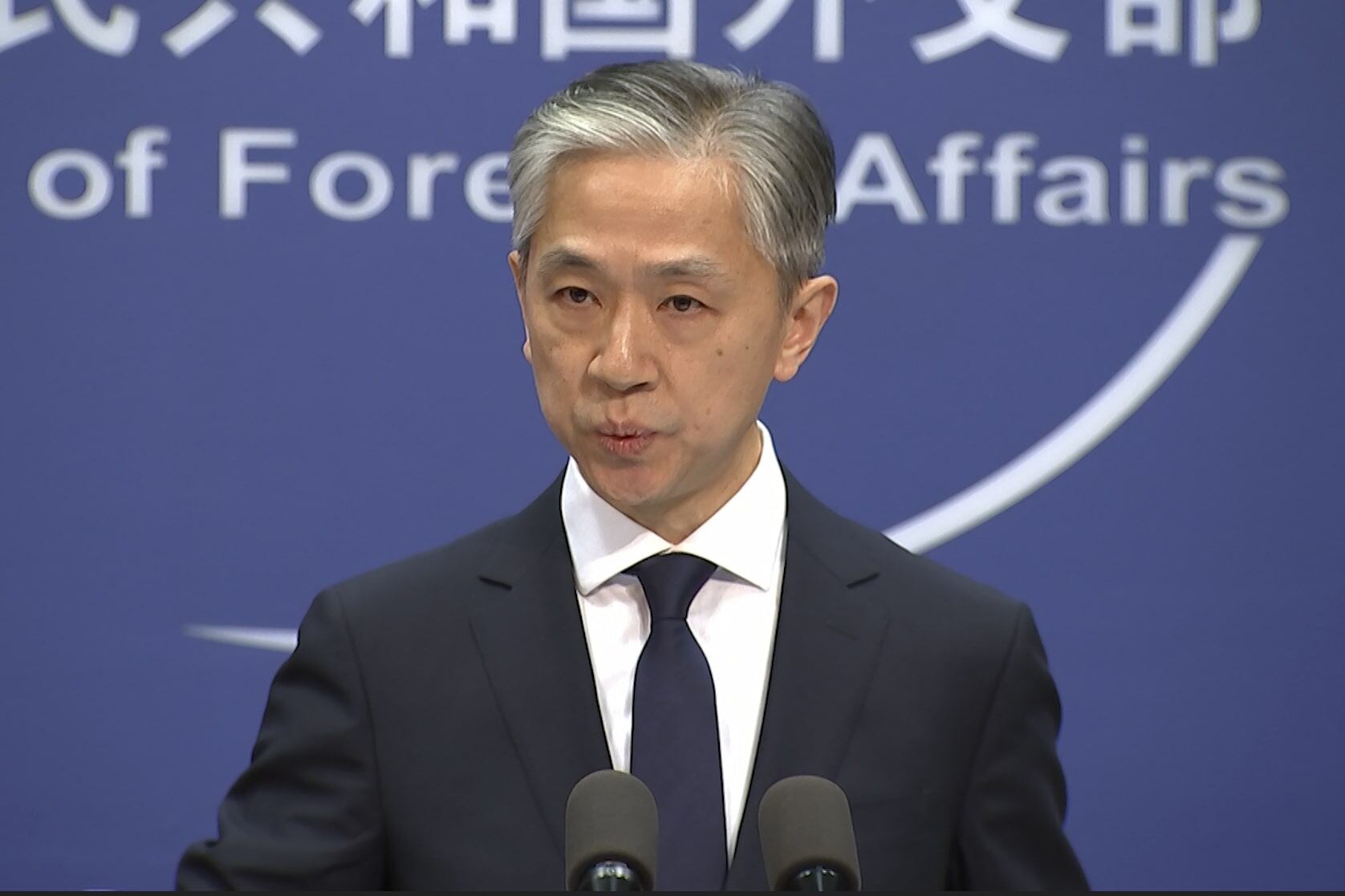 El portavoz del Ministerio de Relaciones Exteriores de China, Wang Wenbin, habla durante una conferencia de prensa de rutina en la que felicitó al presidente electo de Estados Unidos, Joe Biden, en el Ministerio de Relaciones Exteriores en Beijing el viernes 13 de noviembre de 2020. China se convirtió el viernes en uno de los últimos países importantes en felicitar Joe Biden sobre ser elegido presidente de EE. UU.