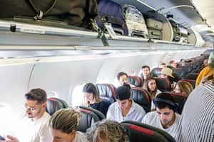 En el avión hay algunas partes específicas que son las que se debería evitar tocar durante el vuelo.