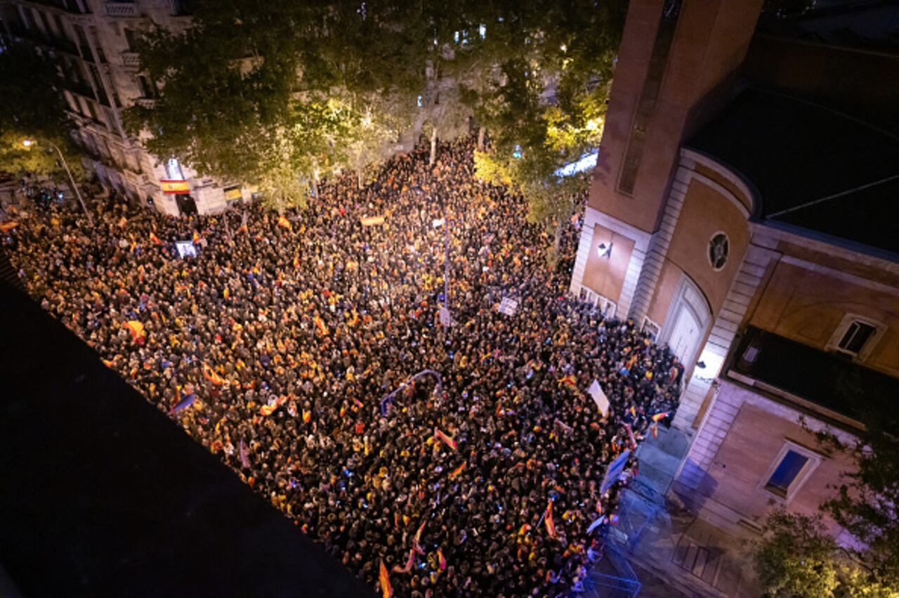 Miles de personas respondieron a un llamamiento de grupos de extrema derecha para protestar por la aprobación de una amnistía para los líderes separatistas catalanes que está incluida en el acuerdo y garantiza la investidura del candidato socialista Pedro Sánchez. (Foto de Marcos del Mazo/LightRocket vía Getty Images)