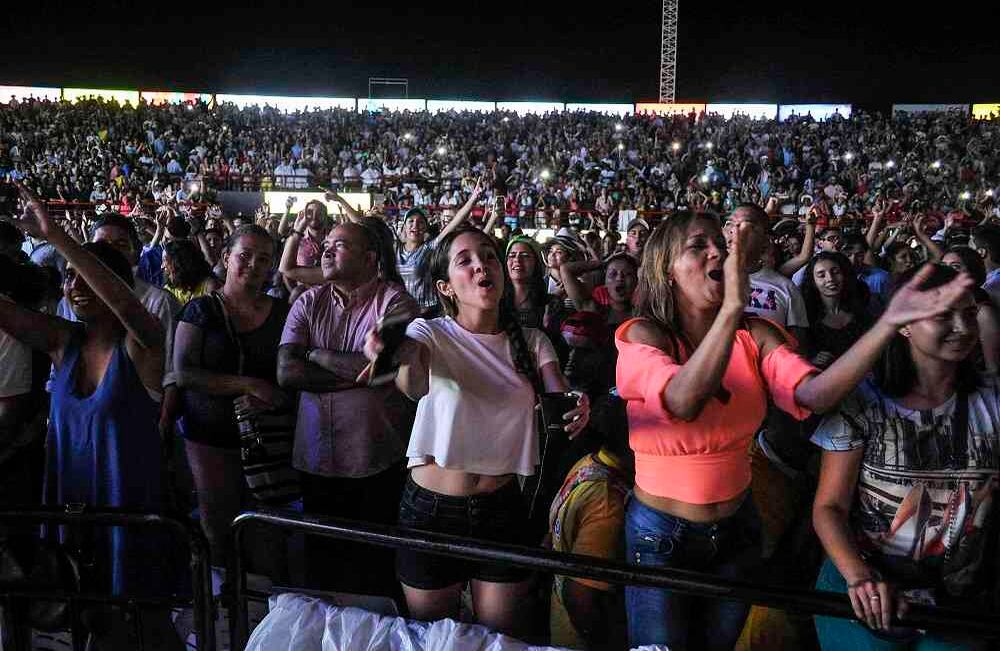 Miles de seguidores de Nicky Jam vibran con sus canciones, la madrugada del lunes 1 de mayo de 2017, en el parque de la Leyenda Vallenata, Consuelo Araujo Noguera, durante la final del 50 Festival Vallenato y IV Rey de reyes, en Valledupar, Colombia. Foto: Carlos Julio Martínez / SEMANA