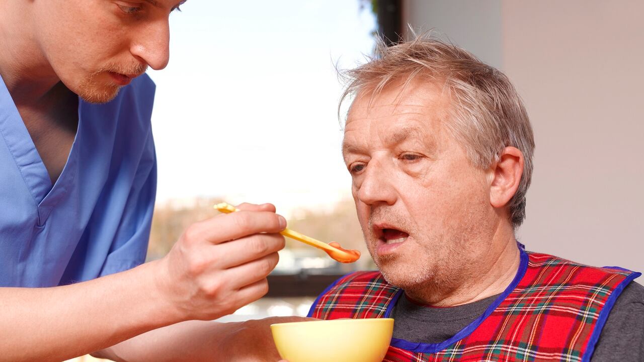 Las personas con párkinson pueden empezar a sentir temblores como un signo temprano de esta enfermedad.