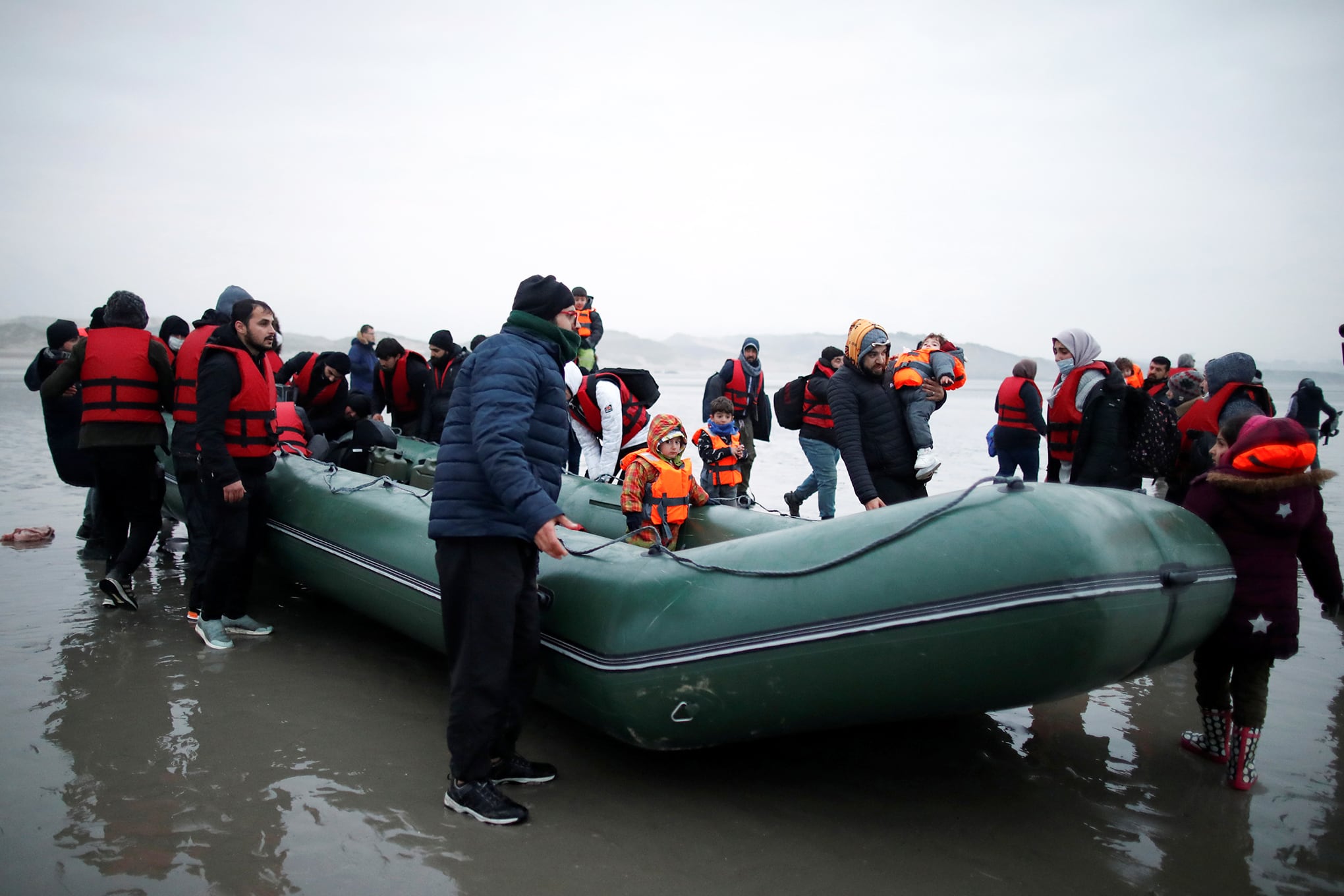Migrantes rescatados llegan a las costas de Gran Bretaña.