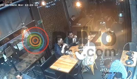 Momento exacto en el que el ladrón hace el intercambio de las maletas