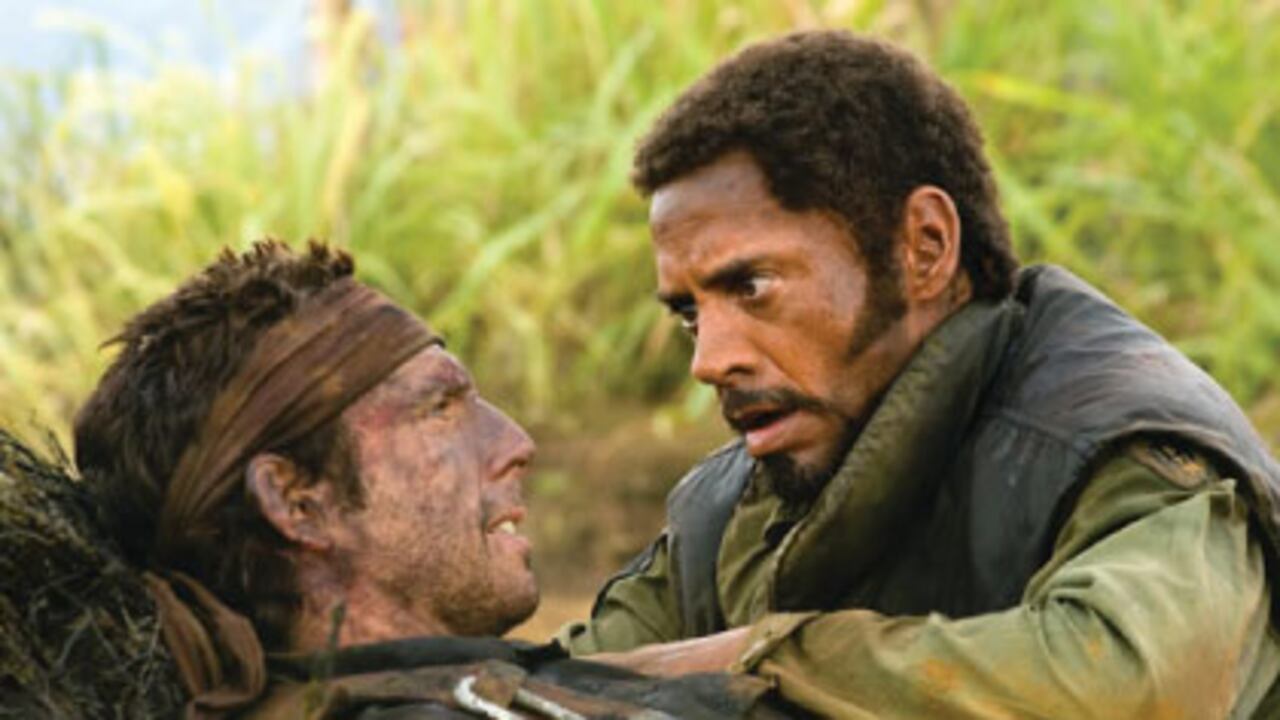 Las estrellas hollywoodenses Tugg Speedman (Ben Stiller) y Kirk Lazarus (Robert Downey Jr.) tratan de llorar en una escena fundamental de la película de guerra que están filmando