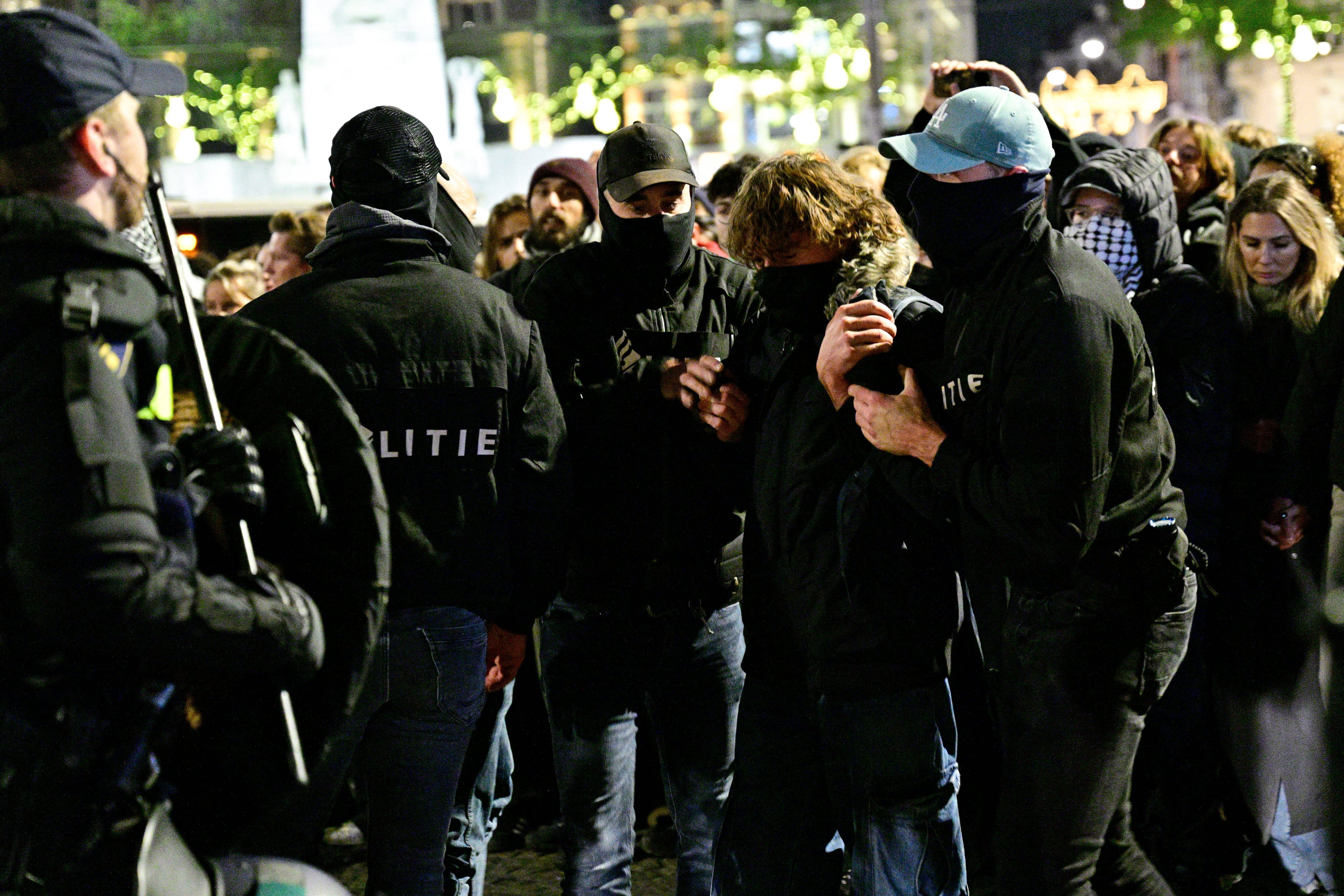 Agentes de policía de la unidad especial holandesa detienen a un manifestante durante una manifestación pro-palestina no autorizada en la Plaza Dam de Ámsterdam el 13 de noviembre de 2024. Los parlamentarios holandeses se enfrentaron el 13 de noviembre de 2024 en un acalorado debate para discutir los ataques a los aficionados israelíes después de un partido de fútbol. la semana pasada, con algunos legisladores señalando con el dedo y otros instando a la unidad. (Foto de Nick Gammon / AFP)