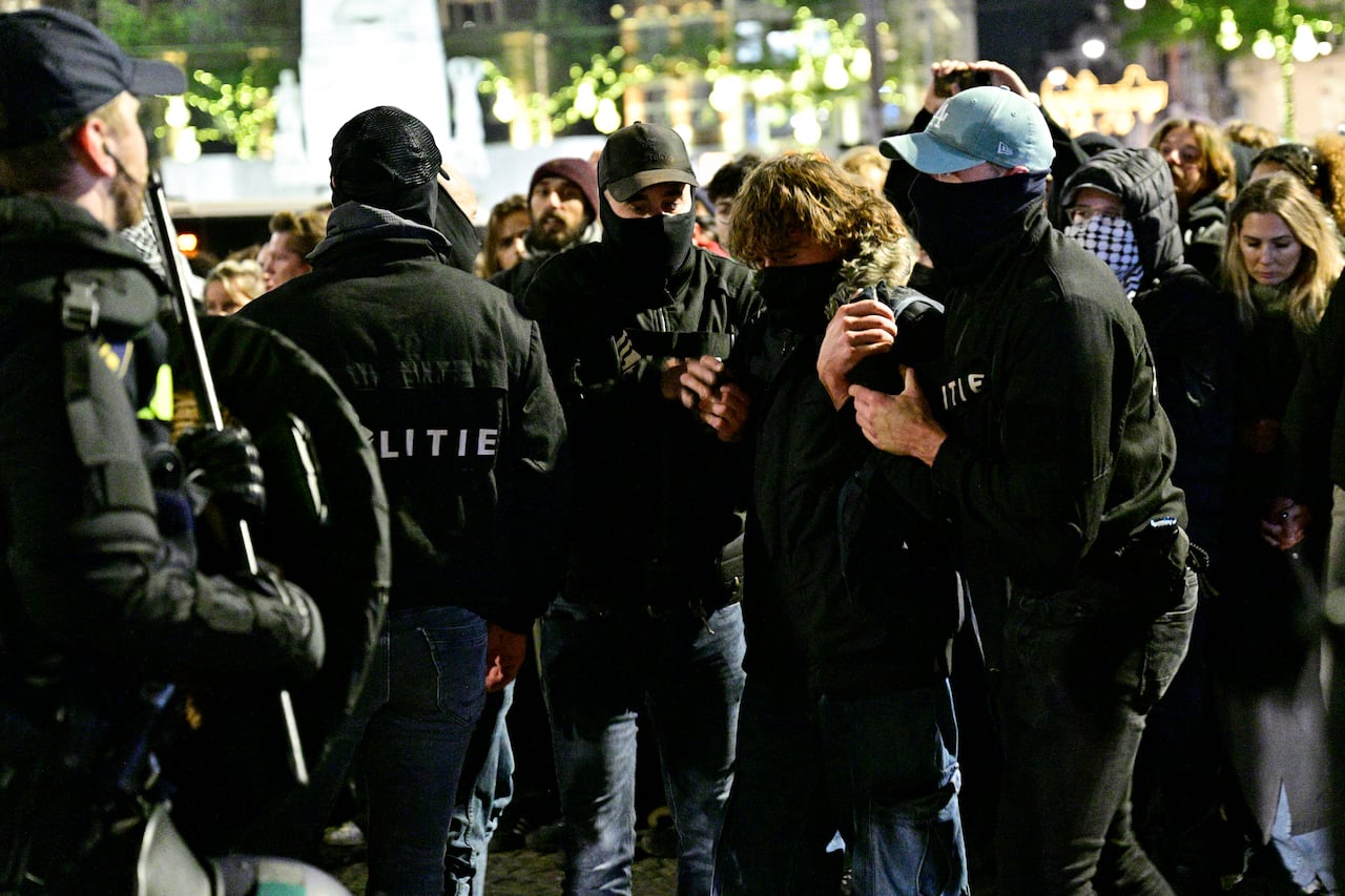 Agentes de policía de la unidad especial holandesa detienen a un manifestante durante una manifestación pro-palestina no autorizada en la Plaza Dam de Ámsterdam el 13 de noviembre de 2024. Los parlamentarios holandeses se enfrentaron el 13 de noviembre de 2024 en un acalorado debate para discutir los ataques a los aficionados israelíes después de un partido de fútbol. la semana pasada, con algunos legisladores señalando con el dedo y otros instando a la unidad. (Foto de Nick Gammon / AFP)
