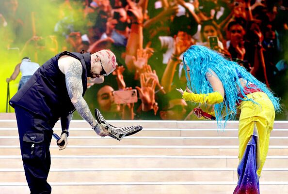 J Balvin fue el invitado especial durante el show de Karol G en Coachella. Los artistas interpretaron el éxito 'Mi Gente'.