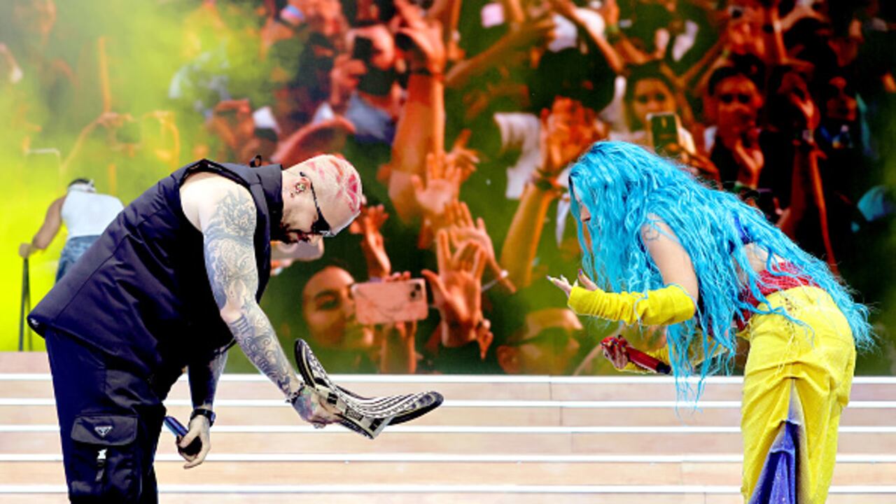 J Balvin fue el invitado especial durante el show de Karol G en Coachella. Los artistas interpretaron el éxito 'Mi Gente'.