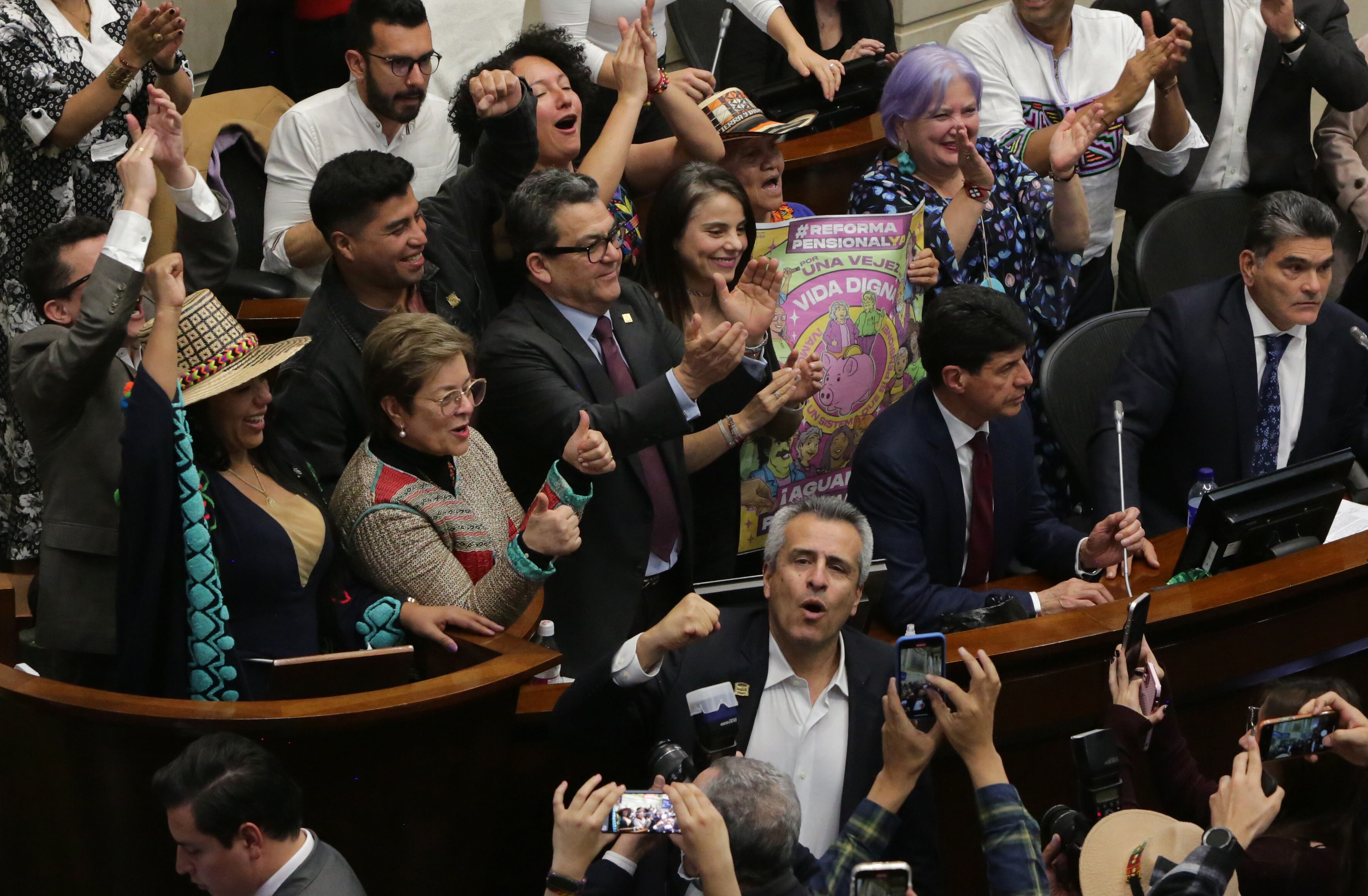 Aprobada la reforma pensional en segundo debate en la plenaria del Senado 
celebración de los `partidos de gobierno
Bogota abril 23 del 2024
Foto Guillermo Torres Reina / Semana