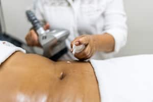 Hay quienes recurren a procedimientos estéticos para reafirmar su abdomen. Getty Images.