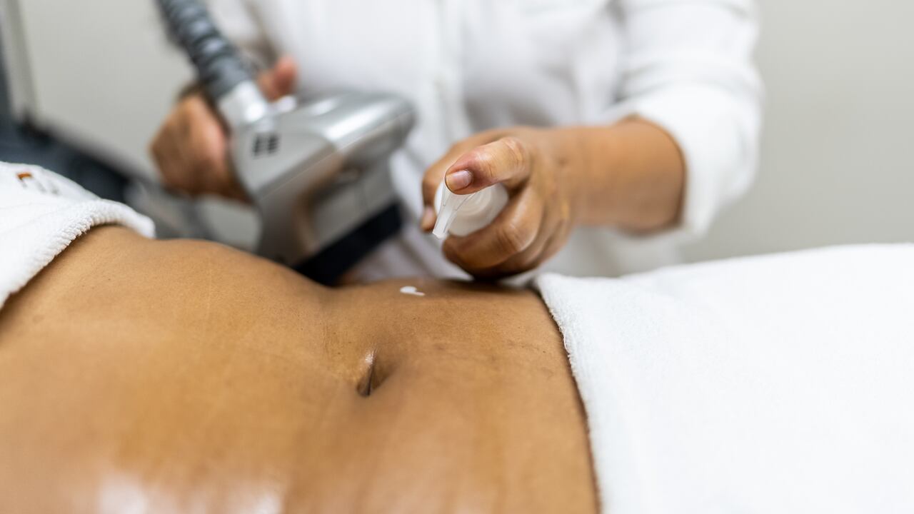 Durante el embarazo, las mujeres experimentan flacidez en el abdomen, mientras que igualmente se presenta en el pecho una vez que finaliza la lactancia. Getty Images.