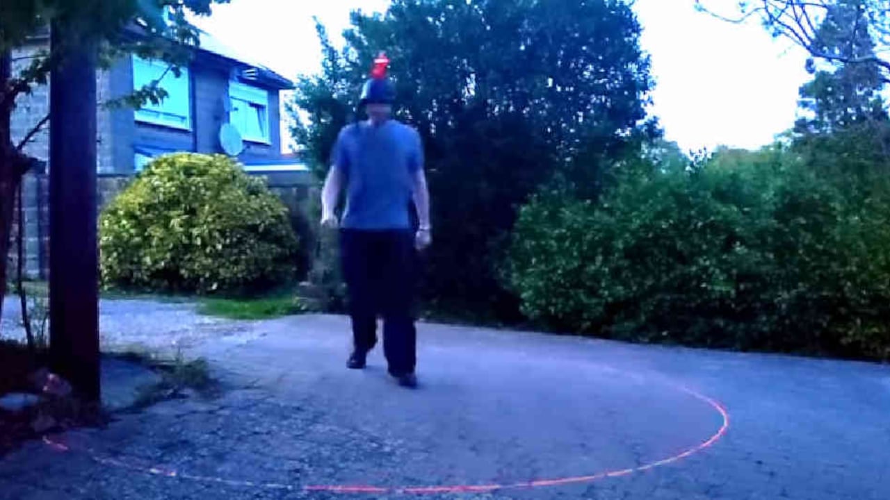 Covid-19: Joven diseñó un casco láser para mantener el distanciamiento social