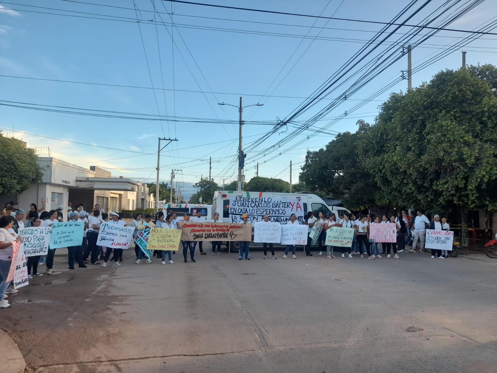 Hombres armados habrían amenazado a trabajadores de salud que protestan en vía El Banco-Tamalameque por secuestro de odontólogo.