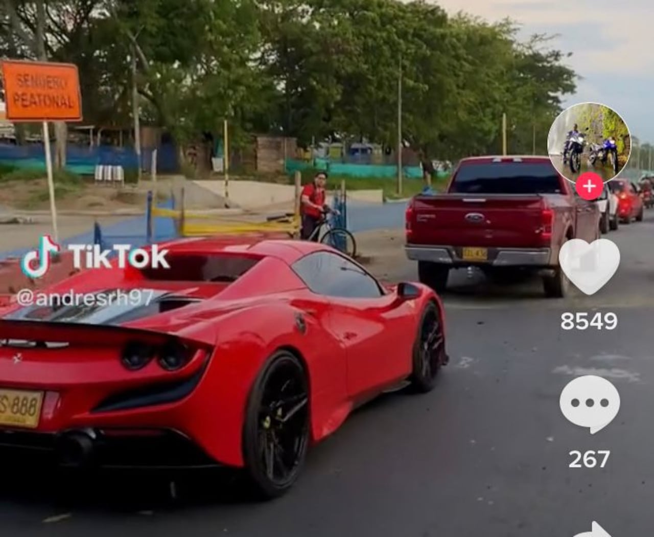 Quienes veían el automóvil no dudaban en grabarlo.