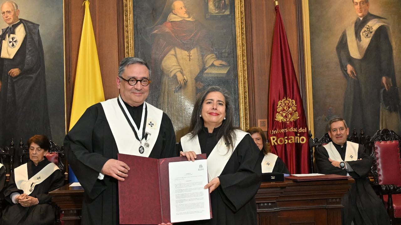 El jurista Alejandro Venegas Franco y la rectora Ana Isabel Gómez