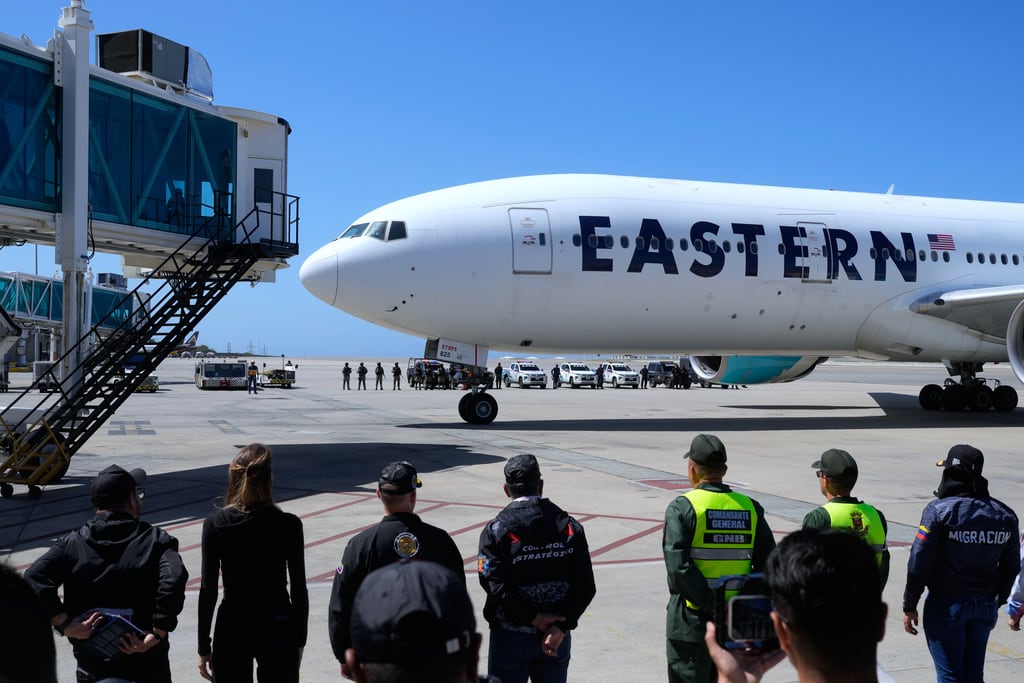 Un avión que transportaba venezolanos deportados de Estados Unidos se desplaza tras aterrizar en el Aeropuerto Internacional Simón Bolívar de Maiquetía, Venezuela, el lunes 19 de enero de 2026. (Foto AP/Matias Delacroix)