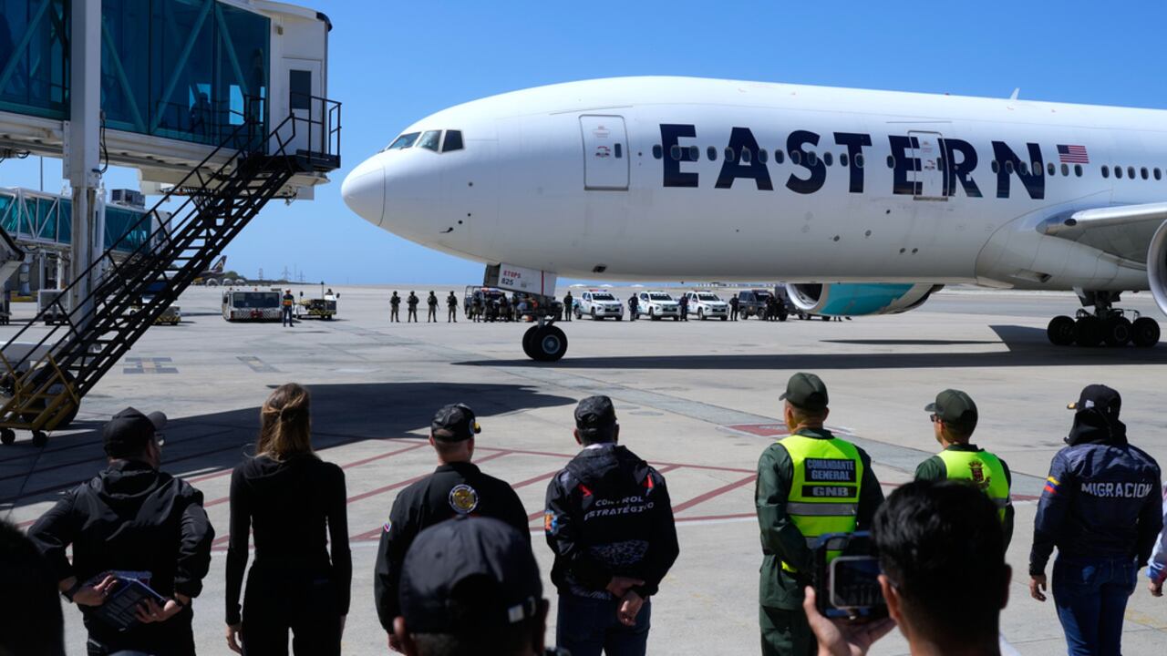 Un avión que transportaba venezolanos deportados de Estados Unidos se desplaza tras aterrizar en el Aeropuerto Internacional Simón Bolívar de Maiquetía, Venezuela, el lunes 19 de enero de 2026. (Foto AP/Matias Delacroix)