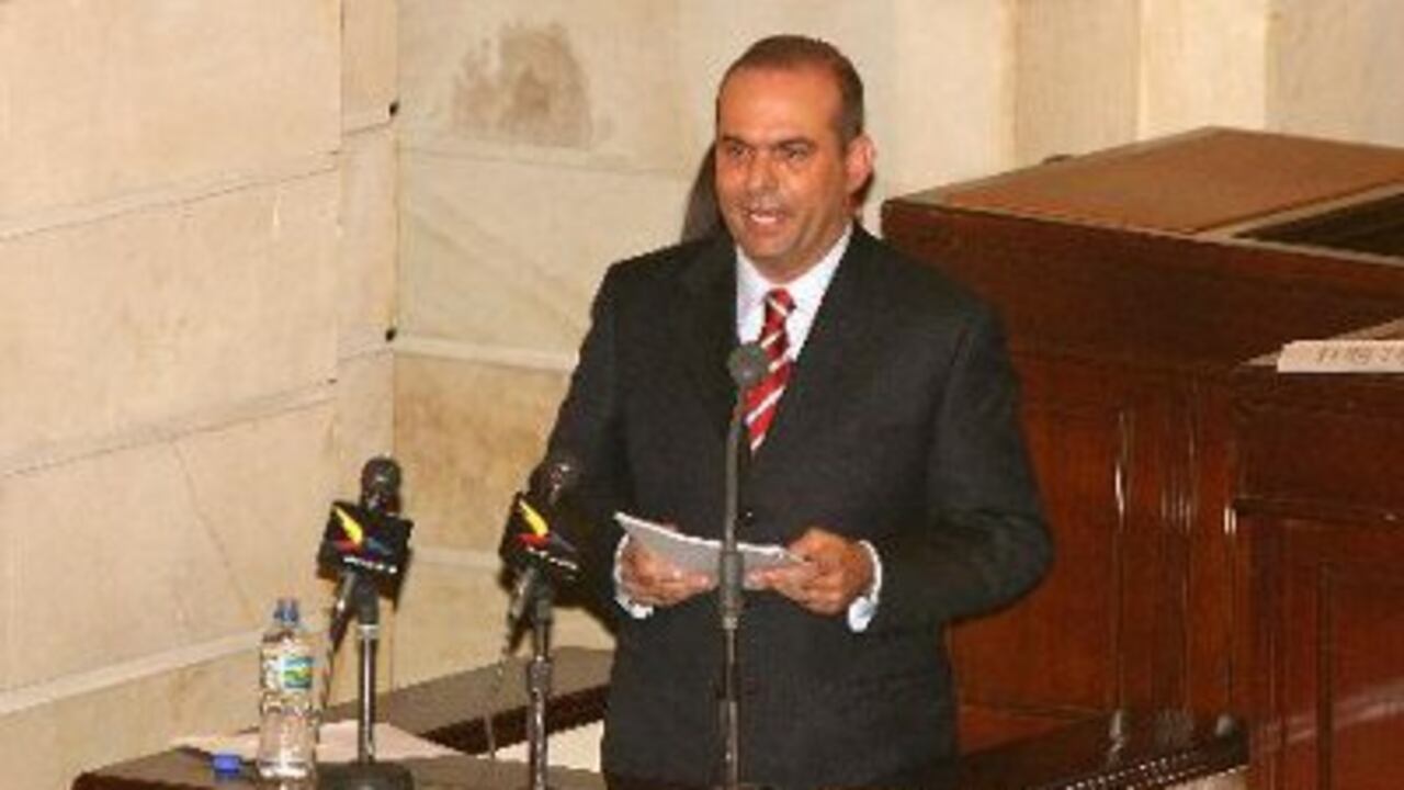 El exjefe paramilitar estuvo en el Congreso de la República.