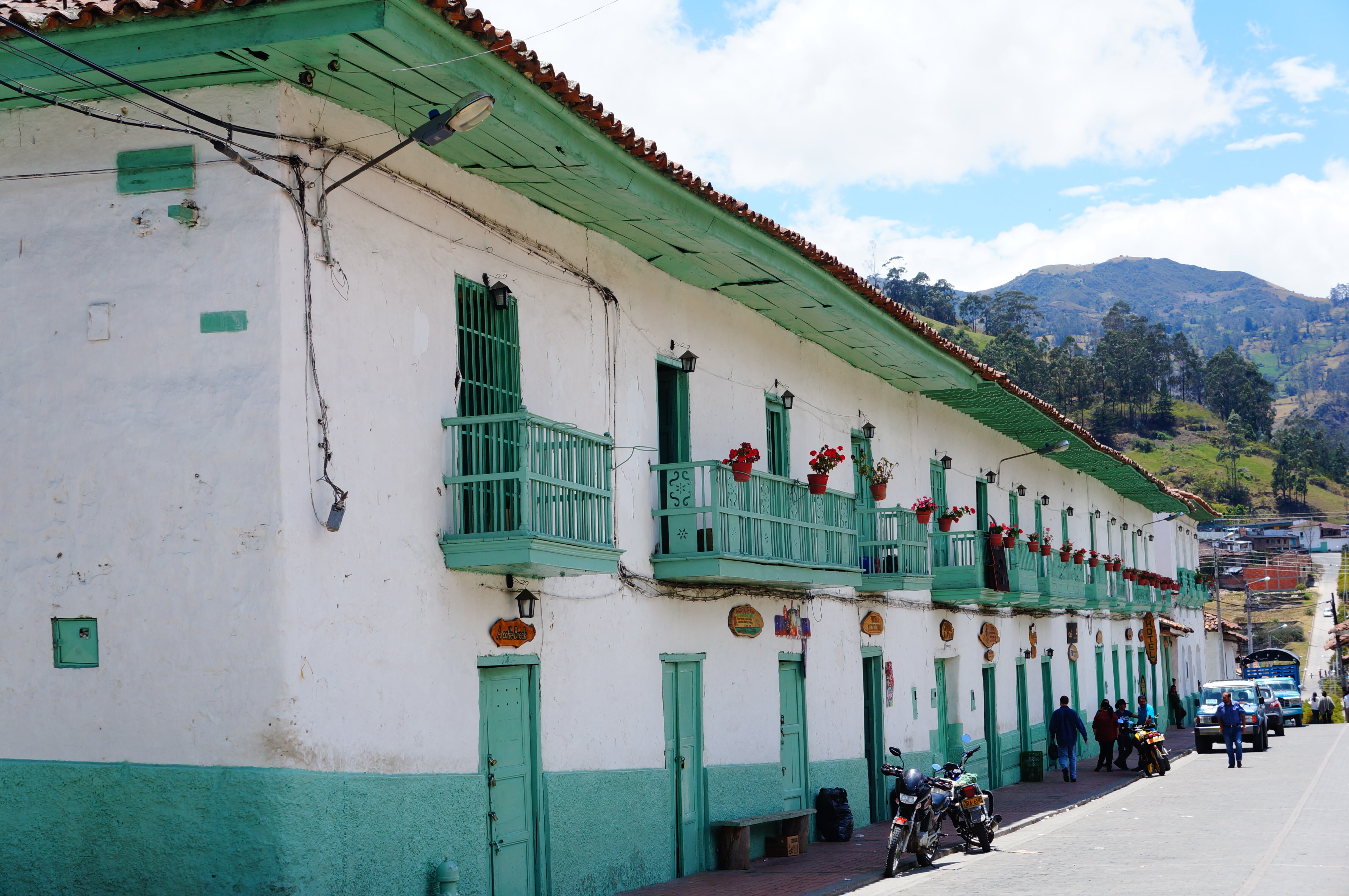 Cuando ser ‘rojo’ o ‘azul’ significaba persecución entre bandos durante la época de la Violencia entre liberales y conservadores, el verde fue el color alternativo. Por eso, Marco Antonio Gamba, exalcalde del municipio, decidió que las casas del pueblo se pintarían con este color para evitar la violencia bipartidista. De allí surge el tono llamado “verde cocuy”. Conocido como “Ciudad Remanso” o “Remanso de Paz”, el municipio es otro de los territorios donde las casas son los vestigios de la colonia y la República.