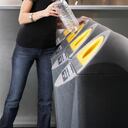 Mujer reciclando una botella de plástico