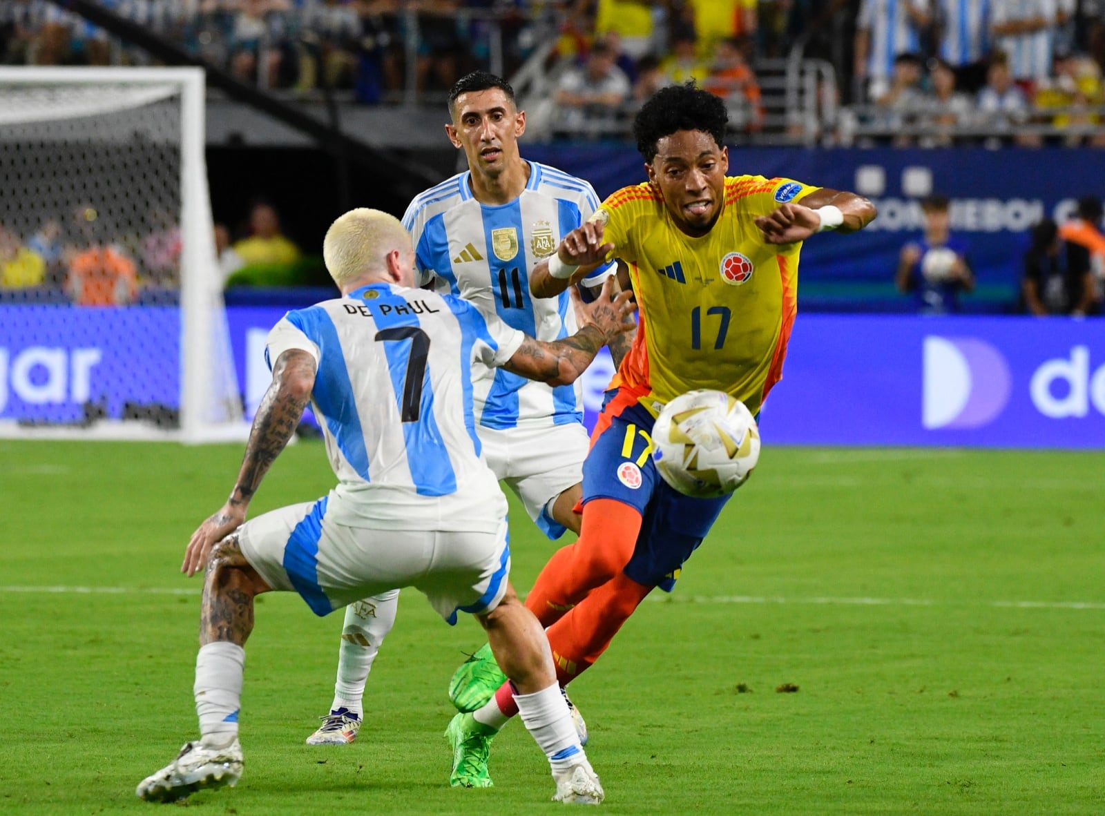 Johan Mojica y Rodrigo de Paul disputan un balón en la final de la Copa América 2024.