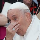 El papa Francisco reza frente a la estatua de la Virgen María, con motivo de la fiesta de la Inmaculada Concepción en Roma, el jueves 8 de diciembre de 2022.