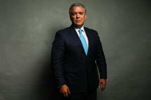 Ivan Duque, presidente de Colombia, posa para una fotografía luego de una entrevista de Bloomberg Televisión en el tercer día del Foro Económico Mundial (WEF) en Davos, Suiza, el jueves 23 de enero de 2020. Líderes mundiales, ejecutivos influyentes, banqueros y legisladores. asista a la 50ª reunión anual del Foro Económico Mundial en Davos del 21 al 24 de enero. Fotógrafo: Simon Dawson / Bloomberg a través de Getty Images