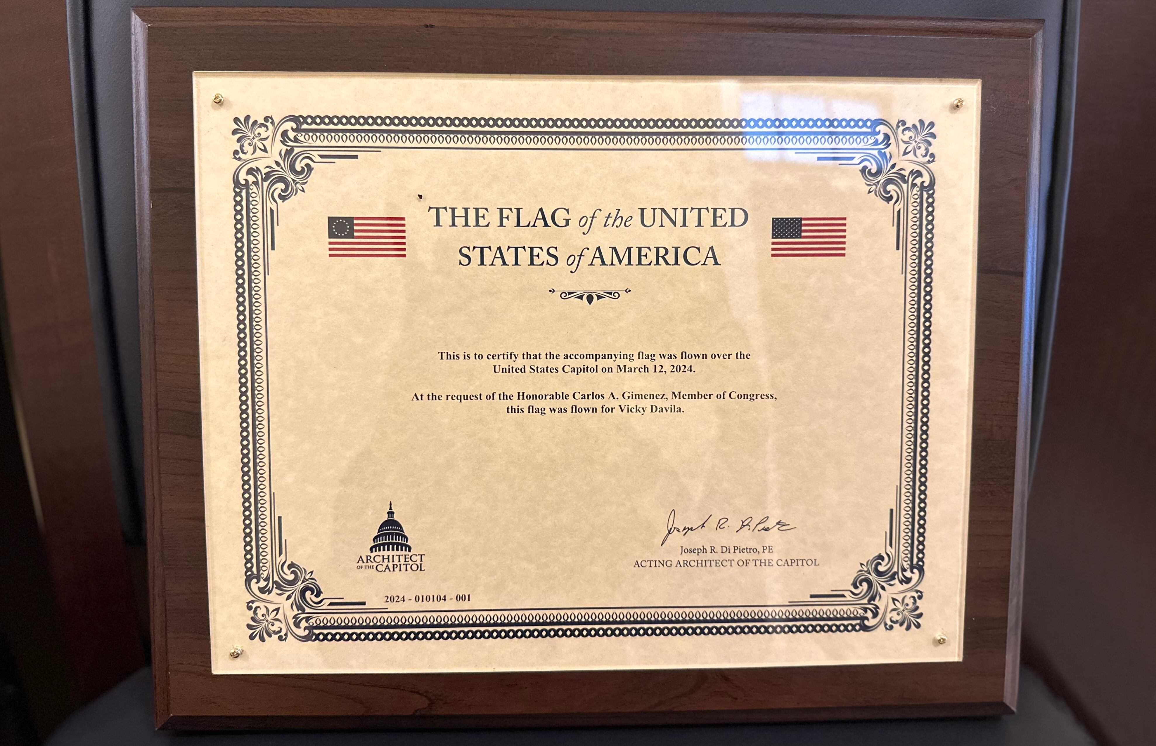 Vicky Davila y Carlos A. Giménez, Congresista de los Estados Unidos
Distrito 28 de la Florida Capitolio EEUU
Washington  18 abril 2024