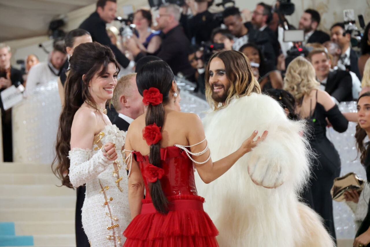 Anne Hathaway, Salma Hayek Pinault y Jared Leto, (vestido como Choupette), en The 2023 Met Gala. (Photo by Mike Coppola/Getty Images).
