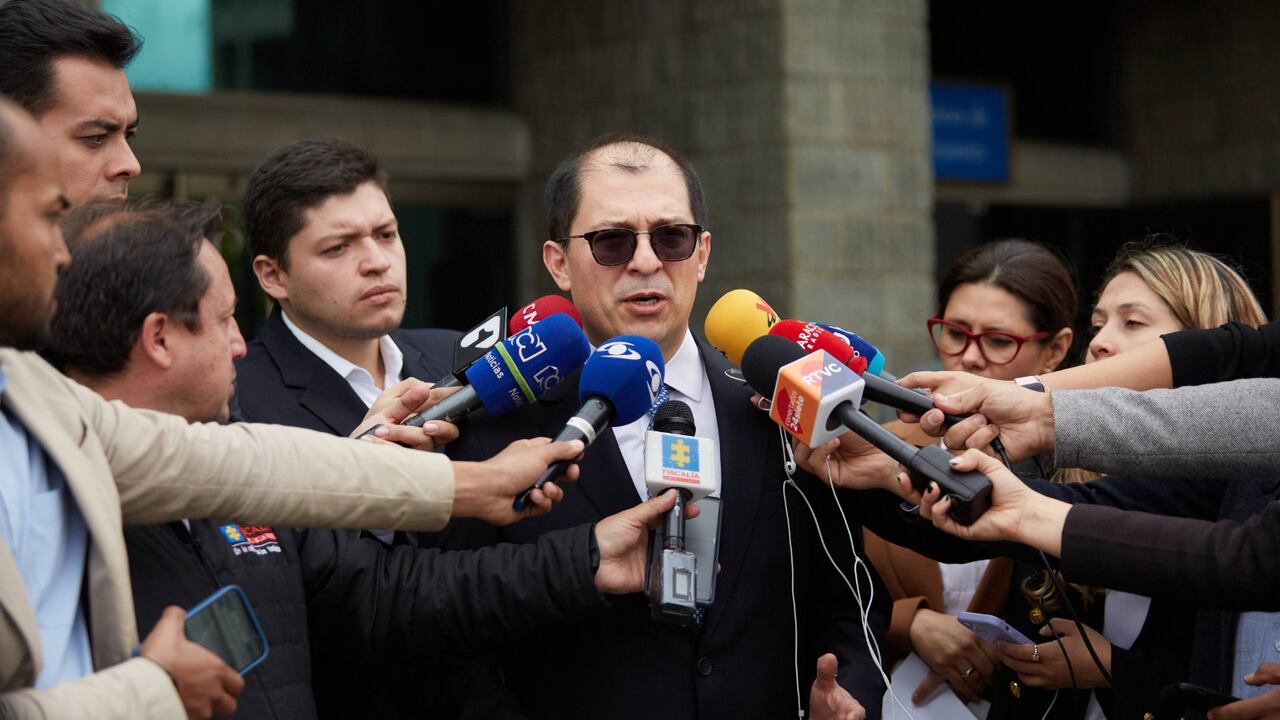 Tras reconocer que fueron unas semanas de contradicciones y ligeros enfrentamientos públicos con el ejecutivo, el fiscal Francisco Barbosa,