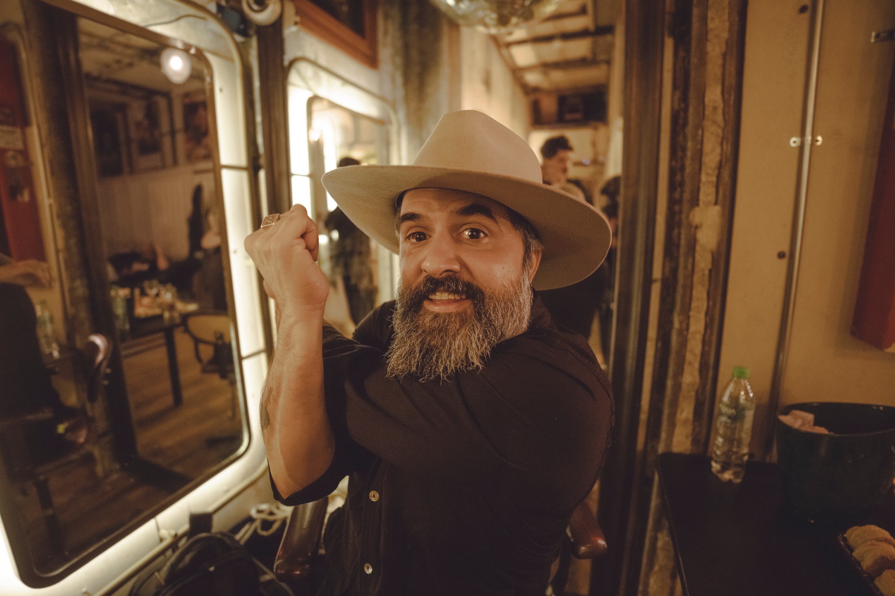 En las seis cuerdas, en tarima, Julián Saldarriaga habló de sus orígenes colombianos: sus padres salieron de Medellín y llegaron a Barcelona en busca de un mejor futuro.