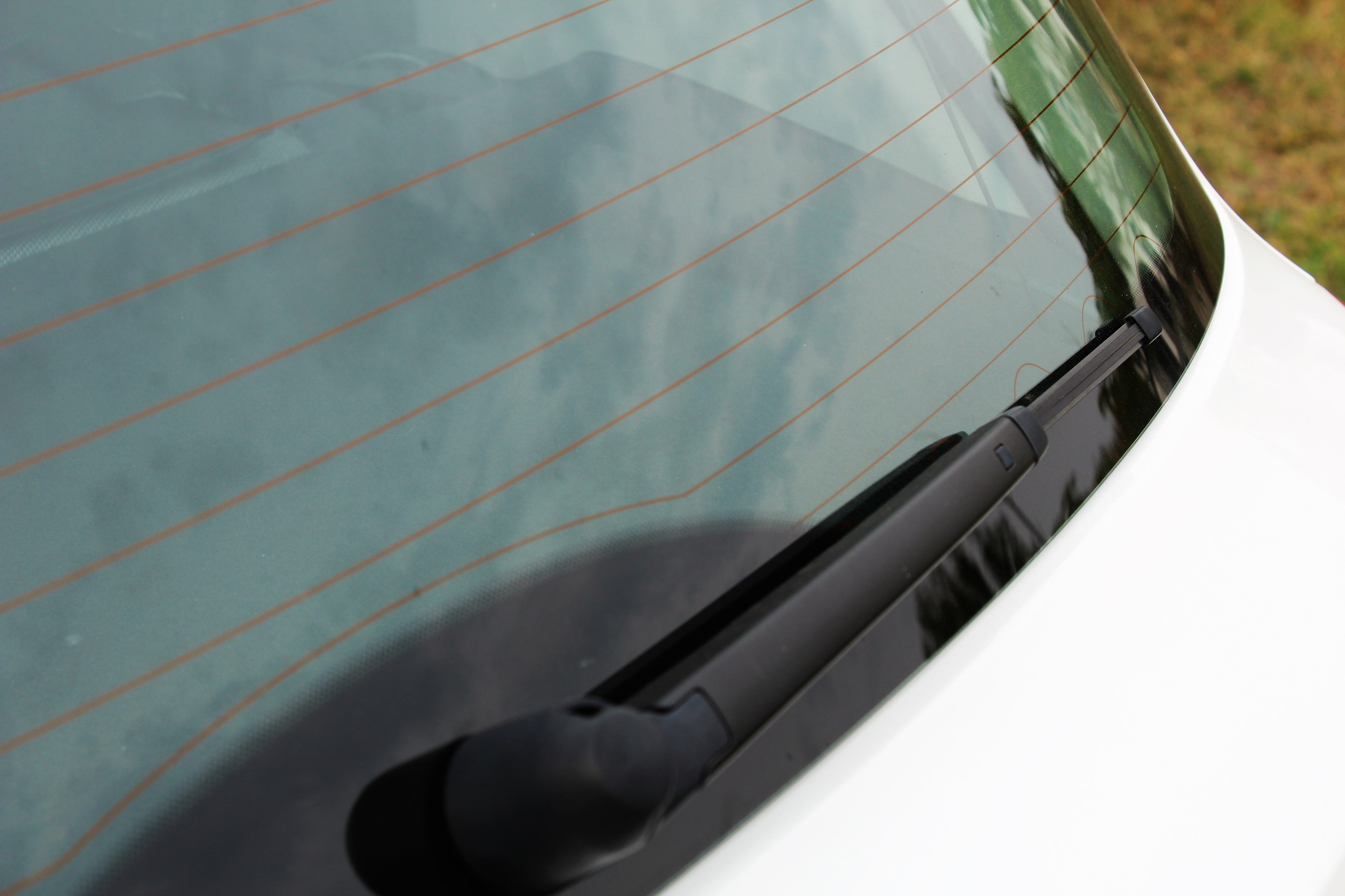 Aunque es un elemento muy común, muchas personas desconoce para qué sirven las líneas que vienen en el vidrio trasero del carro.