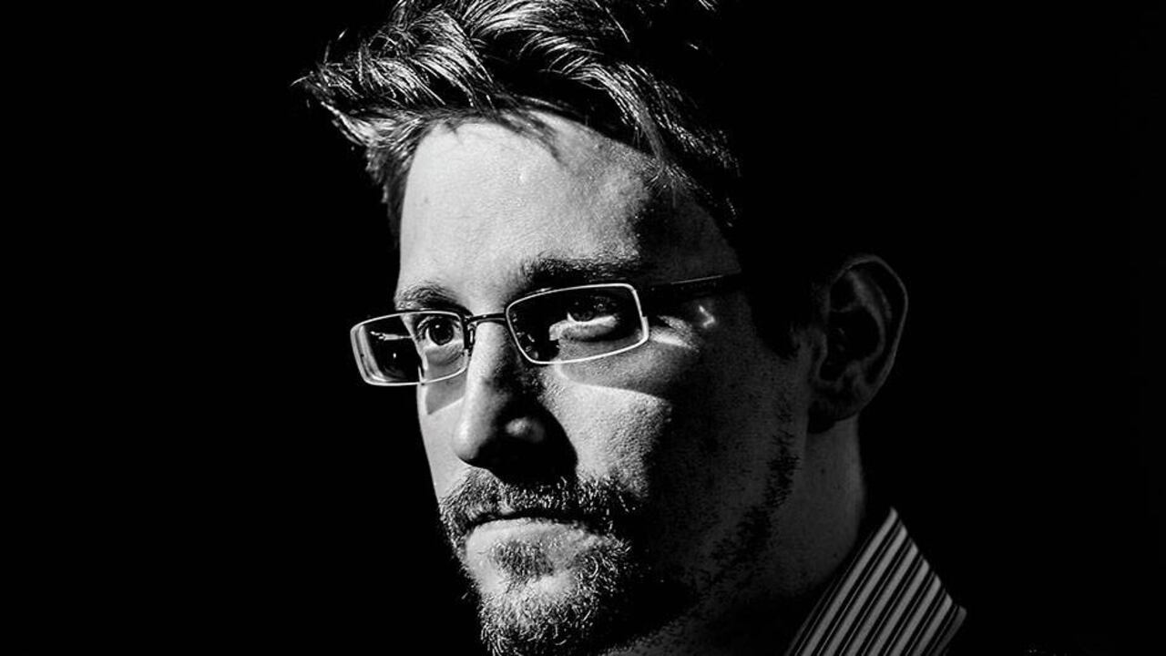 Snowden entró a la CIA a los 22 años a pesar de que no tenía título universitario y de que había obtenido sus conocimientos informáticos por sí mismo.