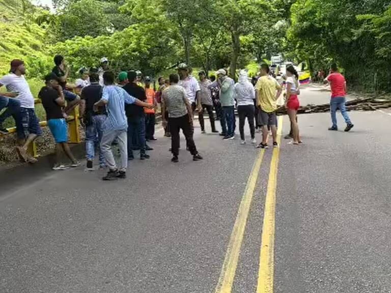 Bloqueo en la vía Bucaramanga - San Alberto