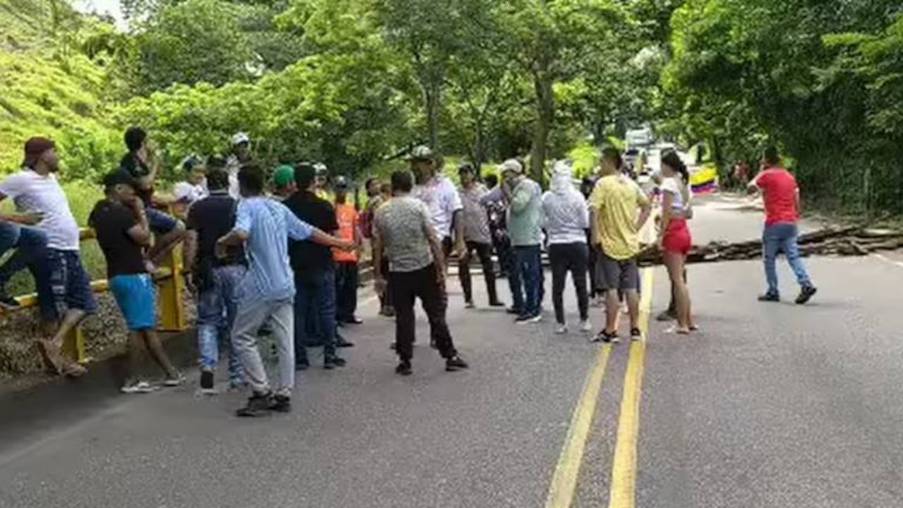 Bloqueo en la vía Bucaramanga - San Alberto.