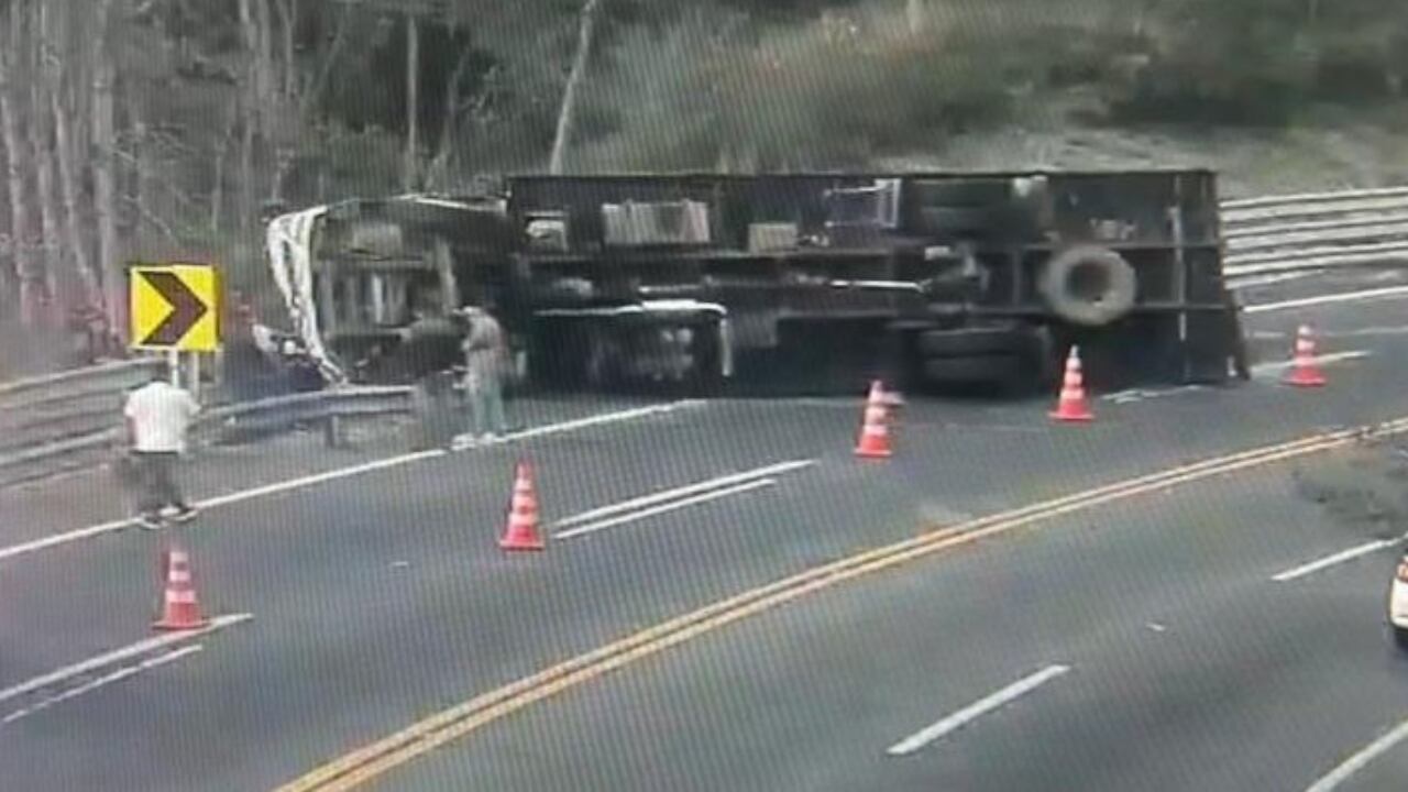 Un vehículo se volcó en la vía.