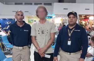 “Antes de su expulsión, se llevó a cabo una inspección de la maleta de viaje del ciudadano, donde se encontraron sustancias psicoactivas que fueron eliminadas conforme a la normativa vigente”, señaló Migración Colombia en un comunicado. Foto: Migración Colombia