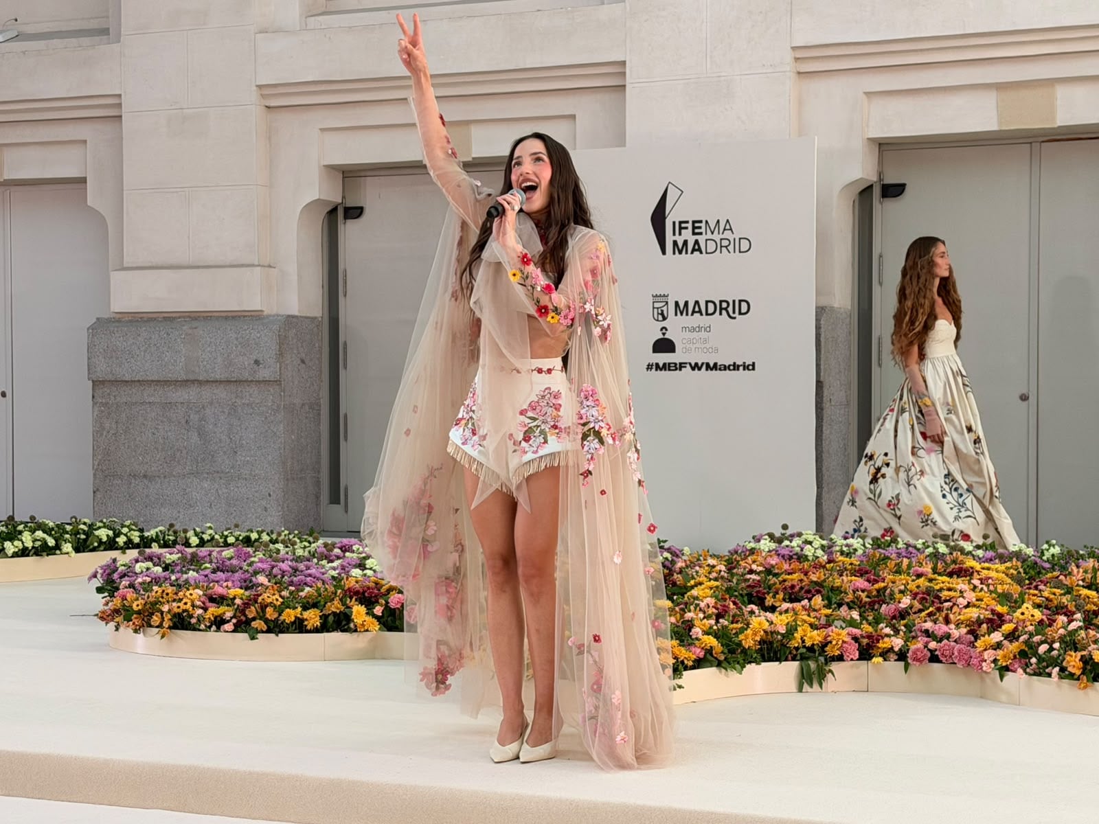 La artista Aria Vega canto en vivo en la pasarela de Agua by Agua Bendita en la galería de cristal en el Palacio de Cristal en la Mercedes Benz Fashion Week Madrid.
