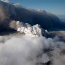 Los científicos dicen que debido a que este volcán se encuentra debajo de un casquete de hielo glacial, el magma se enfría rápidamente, causando explosiones y nubes de arena que pueden ser catastróficas para los motores de avión, dependiendo de los vientos dominantes.